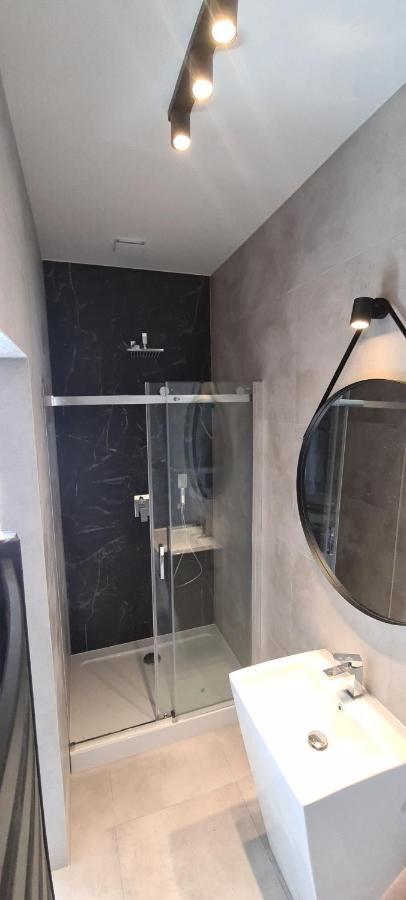 Apartsuites I Sorau ซารี ภายนอก รูปภาพ A shower enclosure