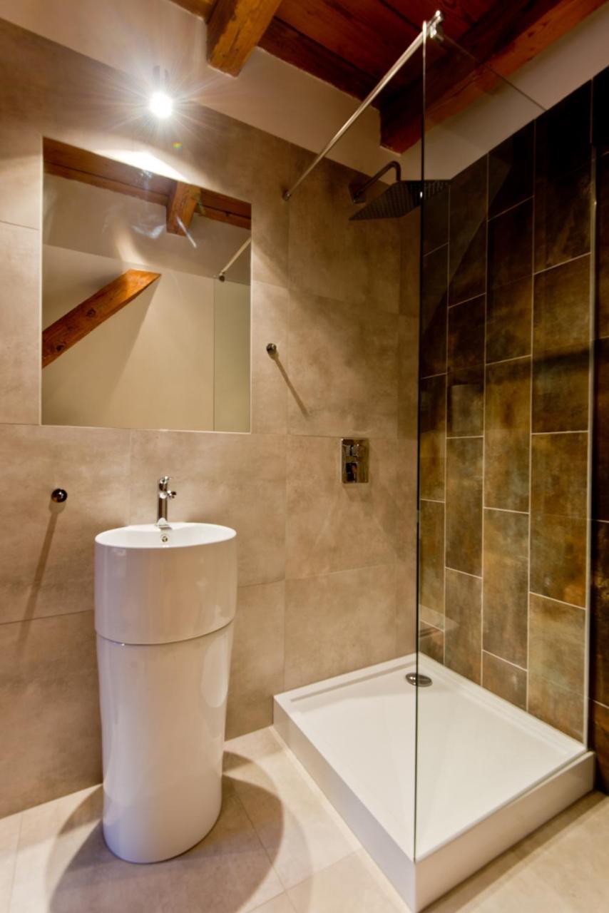 Apartsuites I Sorau ซารี ภายนอก รูปภาพ A shower enclosure
