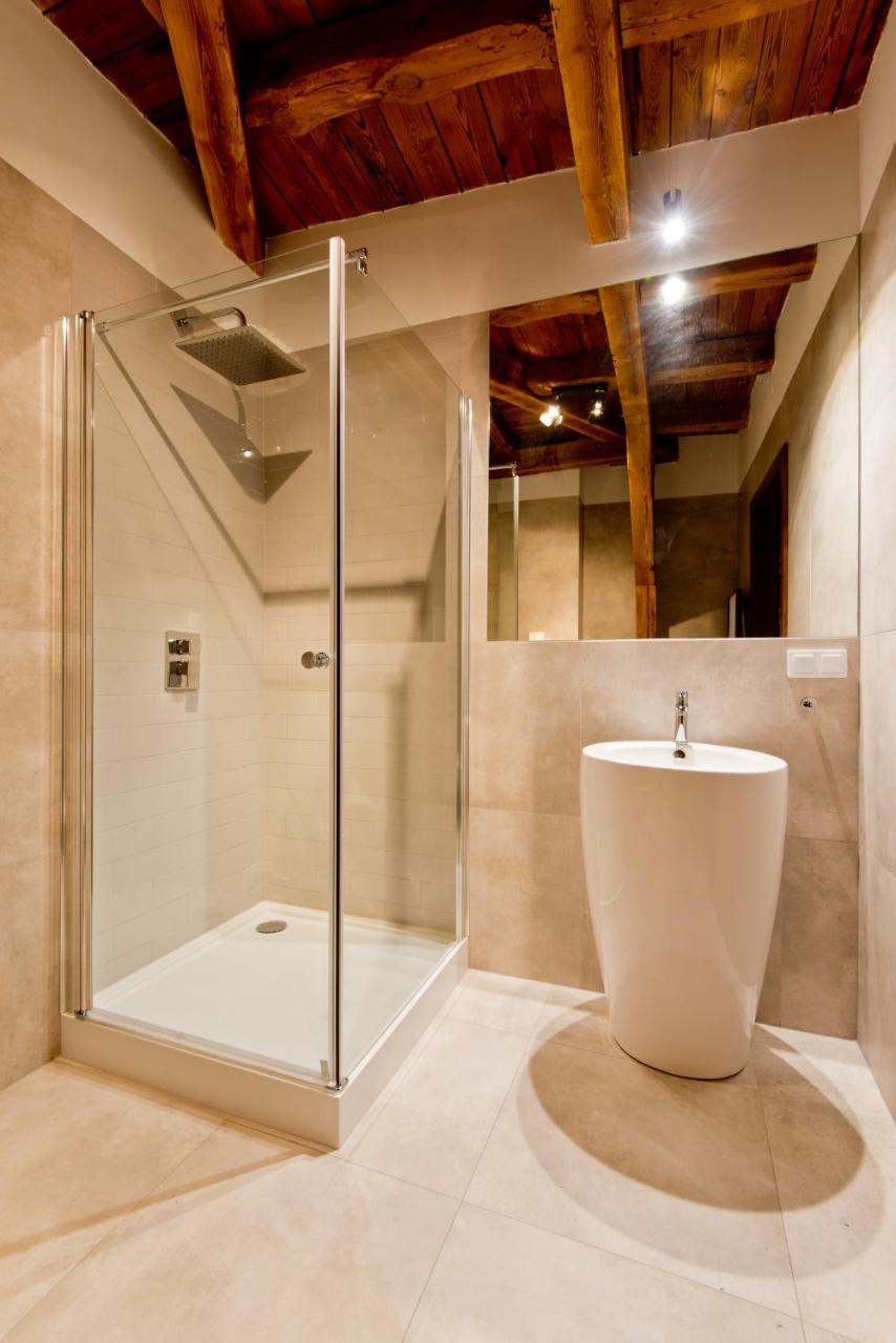 Apartsuites I Sorau ซารี ภายนอก รูปภาพ A shower enclosure