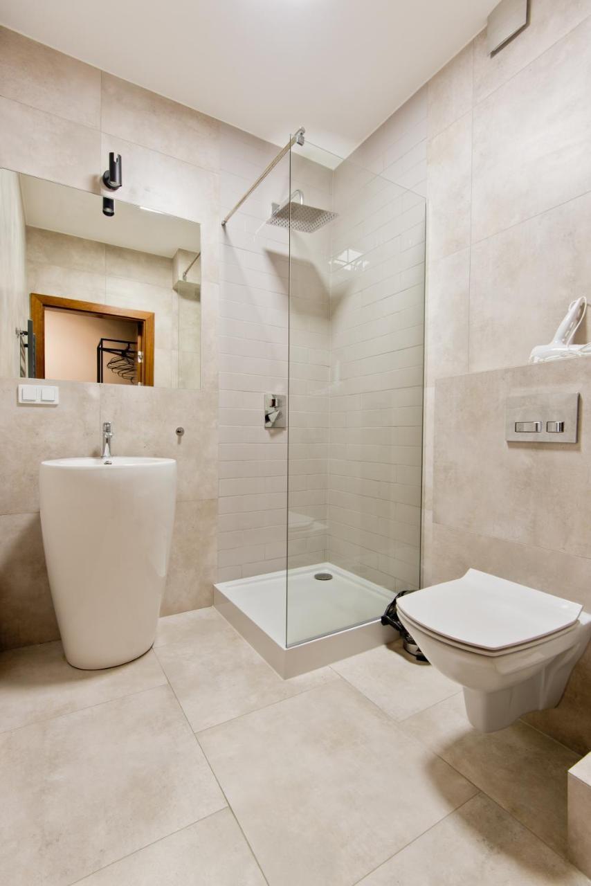 Apartsuites I Sorau ซารี ภายนอก รูปภาพ A shower cubicle