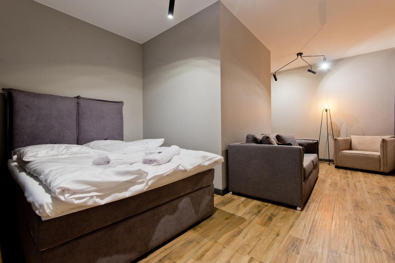 Apartsuites I Sorau ซารี ภายนอก รูปภาพ A bedroom with a sofa bed