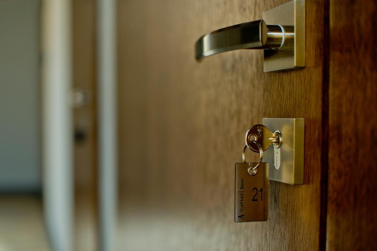 Apartsuites I Sorau ซารี ภายนอก รูปภาพ A door with a key in the lock