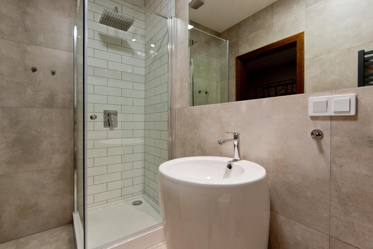 Apartsuites I Sorau ซารี ภายนอก รูปภาพ A shower cubicle