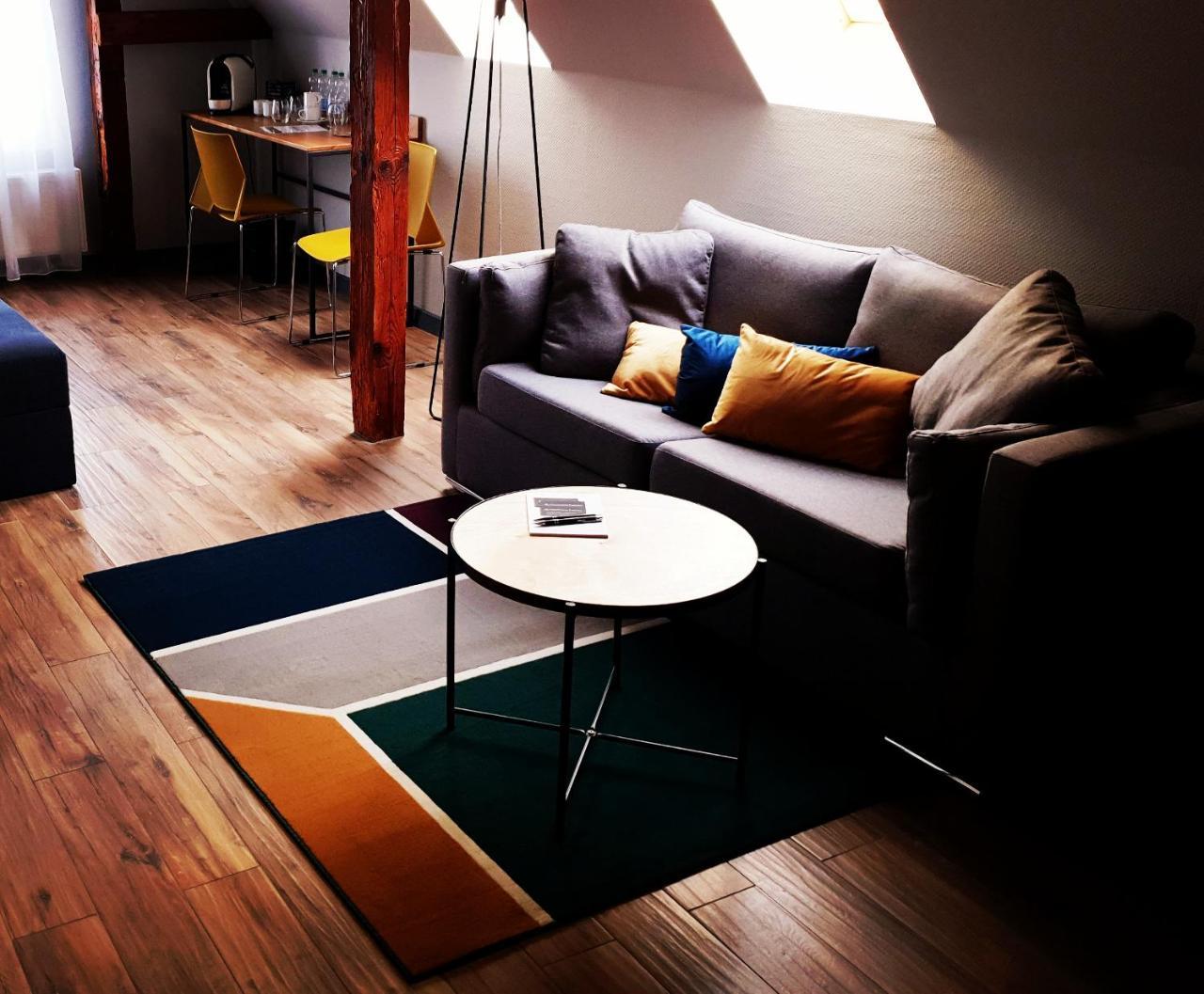 Apartsuites I Sorau ซารี ภายนอก รูปภาพ A living room with a sofa